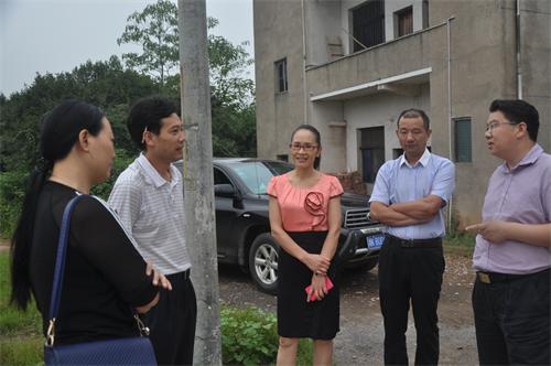 邵瑛(中)等在永丰镇福寿村了解情况8月27日-28日,民盟娄底市委农村改